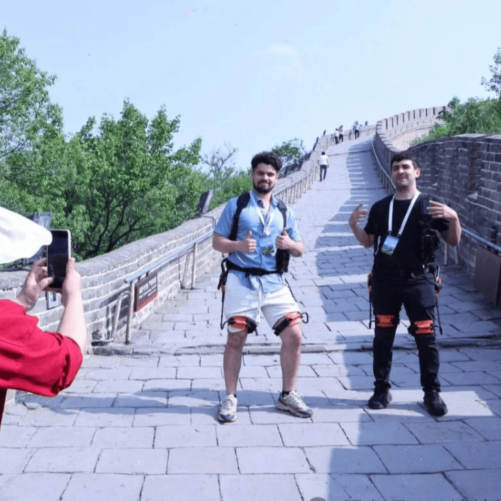 延庆来了新客人～世界机器人运动会“能量方块”走进八达岭长城