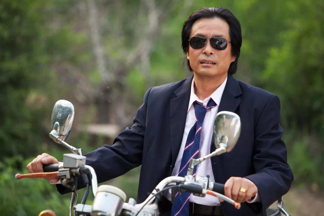 中的弘一大师,后者如《英雄无悔》中的高天,《公安局长2》中的黎剑