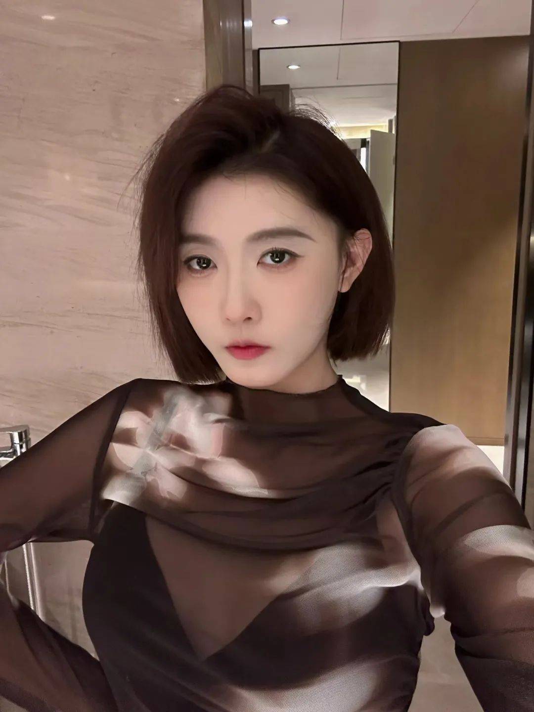 聂小雨也玩起了"丝里丝",太奔放了!