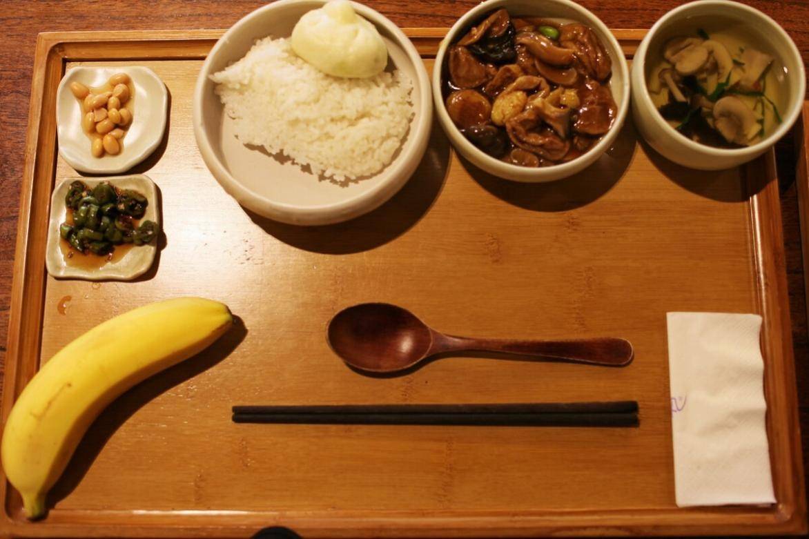 一些寺庙因为斋饭美味著称,吸引众多游客专门前来品尝,甚至开起了斋饭