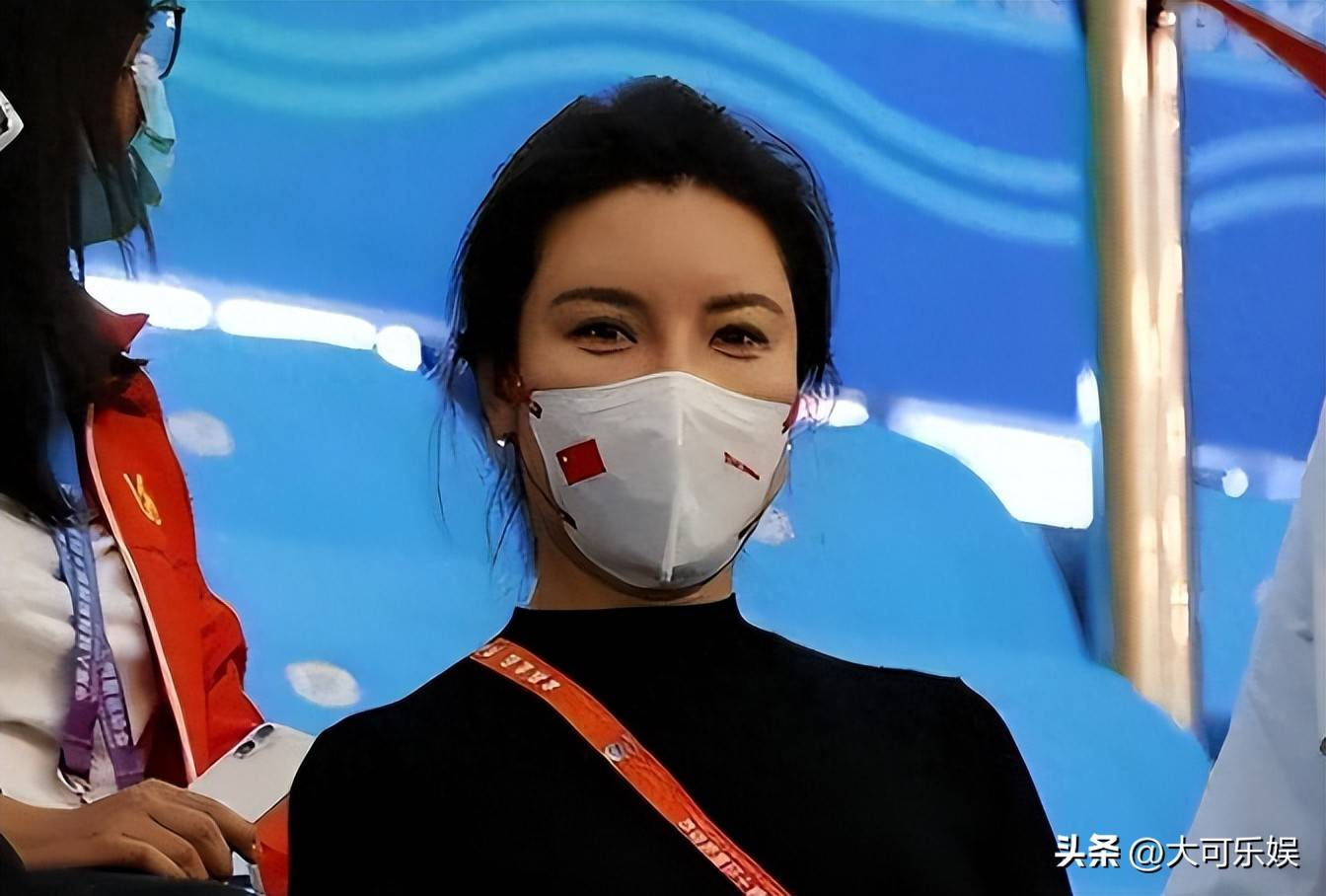 奥运冠军杜丽近况,年过40仍风姿绰约,从满脸痘蜕变成颜值女神