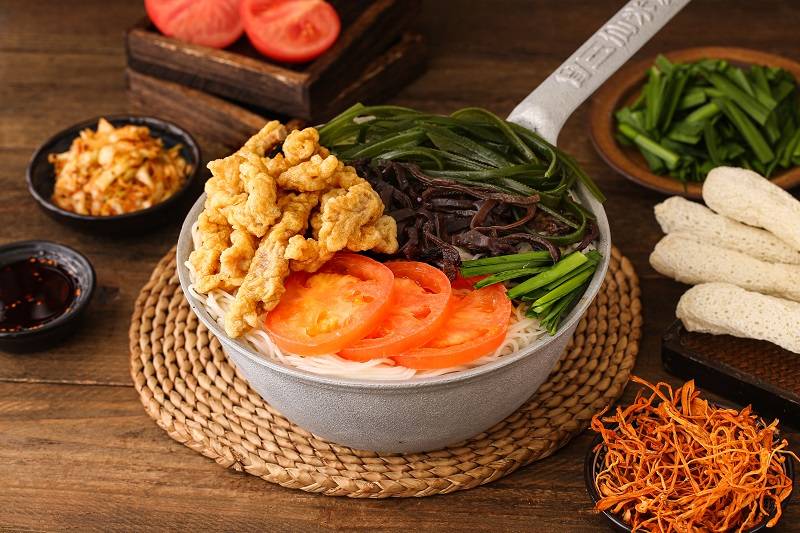 美味的生姜炸鸭子面条，