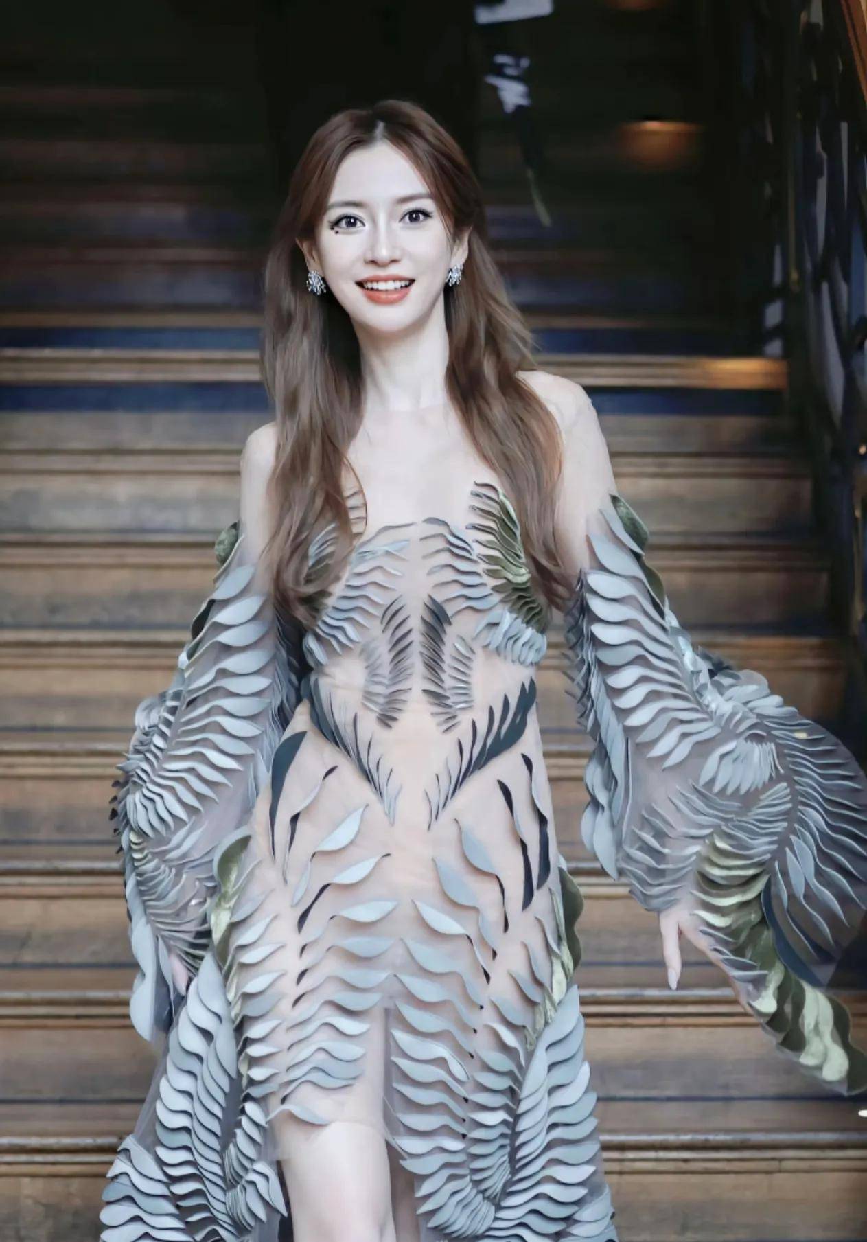 杨颖离婚后遭封禁,曾被网红当面骂滚,如今复出惊艳众人