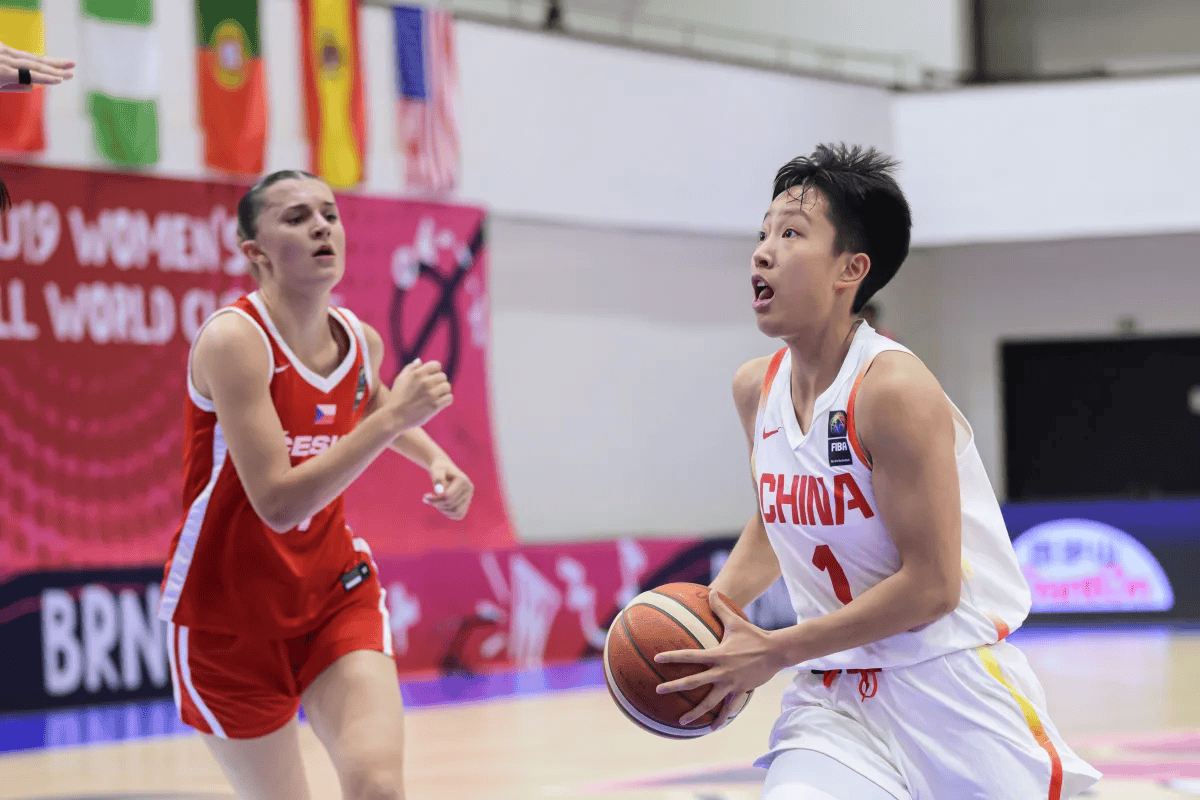 篮板第1+得分第4！中国女篮又一18岁超级新星崛起：场均19+10真猛