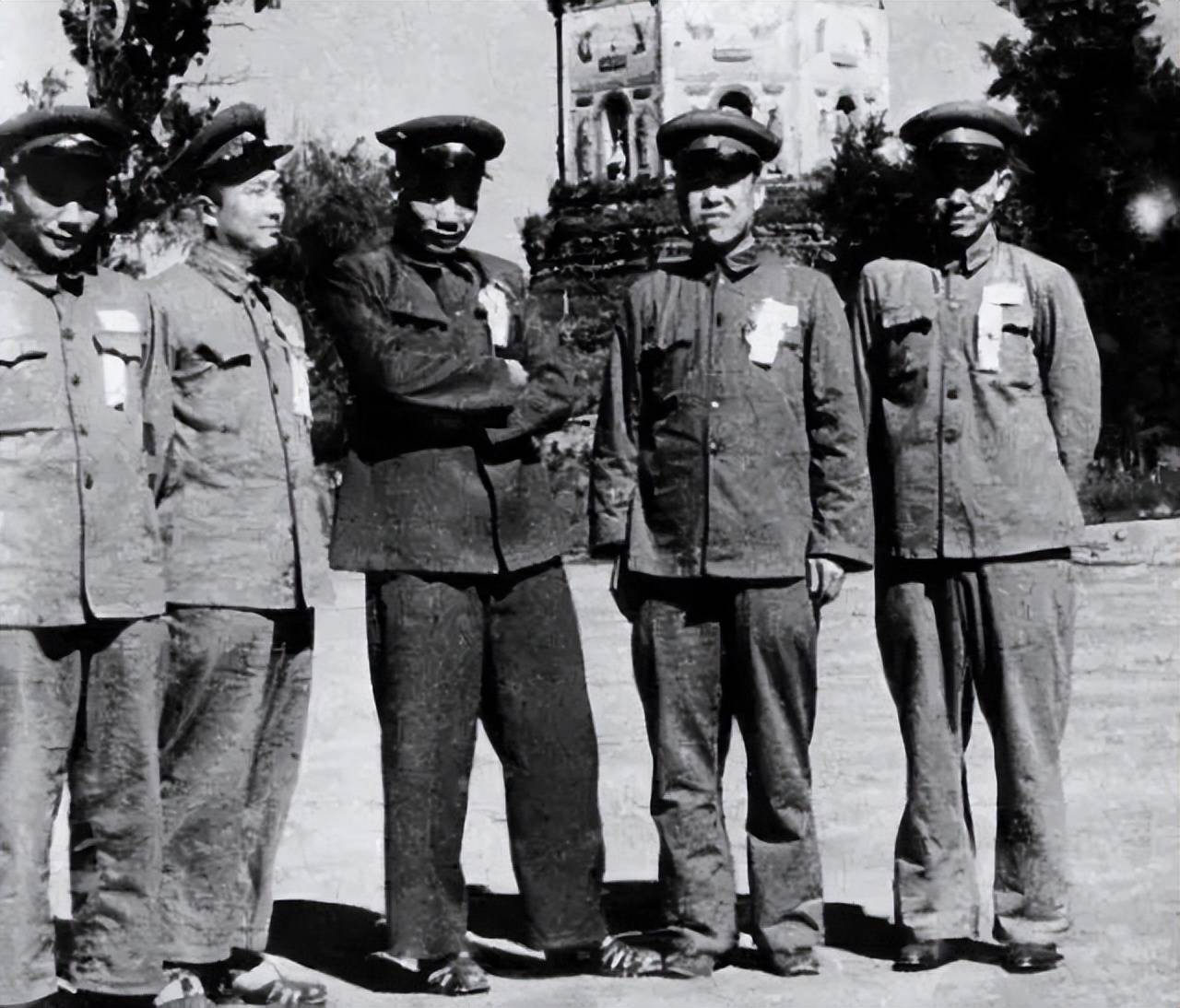 此时,黄达宣心中的一块大石终于落地,他欣慰地握住徐惠滋的手,心里暗