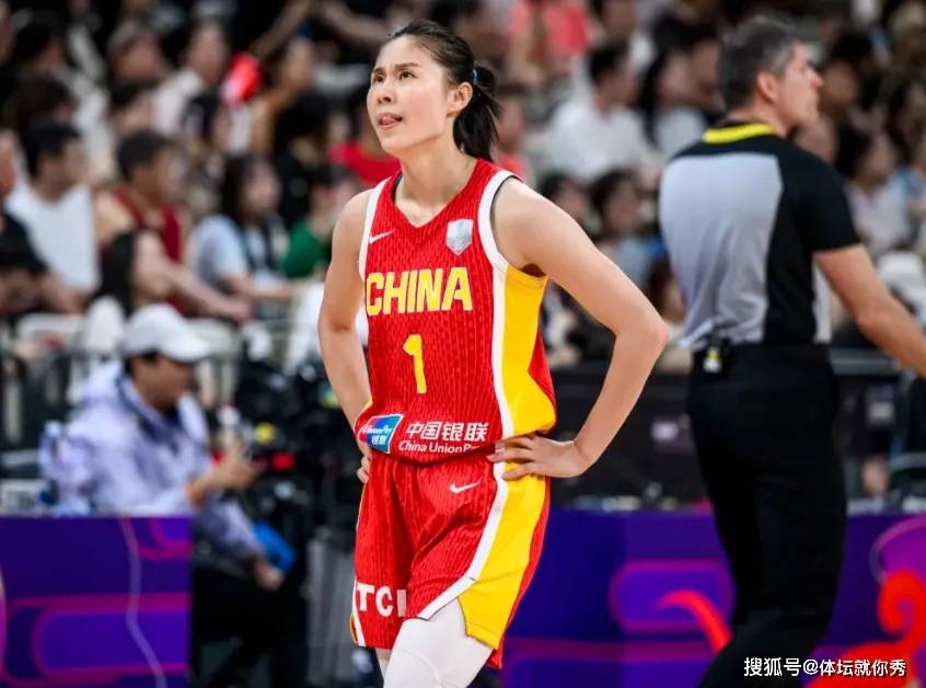 女篮离队第一人！宫鲁鸣也留不住，19+7+7比李梦还能打，可惜啊