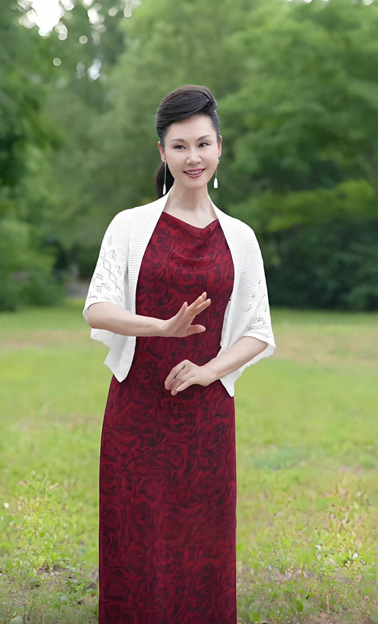 于文华回应网友吐槽,故意装脚疼被质疑,姨妈改变命运背后真相揭秘
