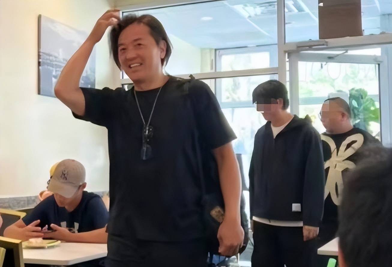 58岁郑伊健演唱会票价2000，身材走样五音不全，观众愤怒喊退票_搜狐网