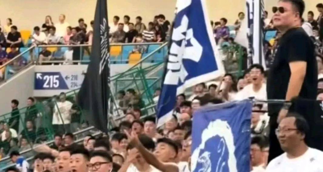 球迷辱骂球员家属被拘！韦世豪赛场冲突引争议，中超文明问题再受审视