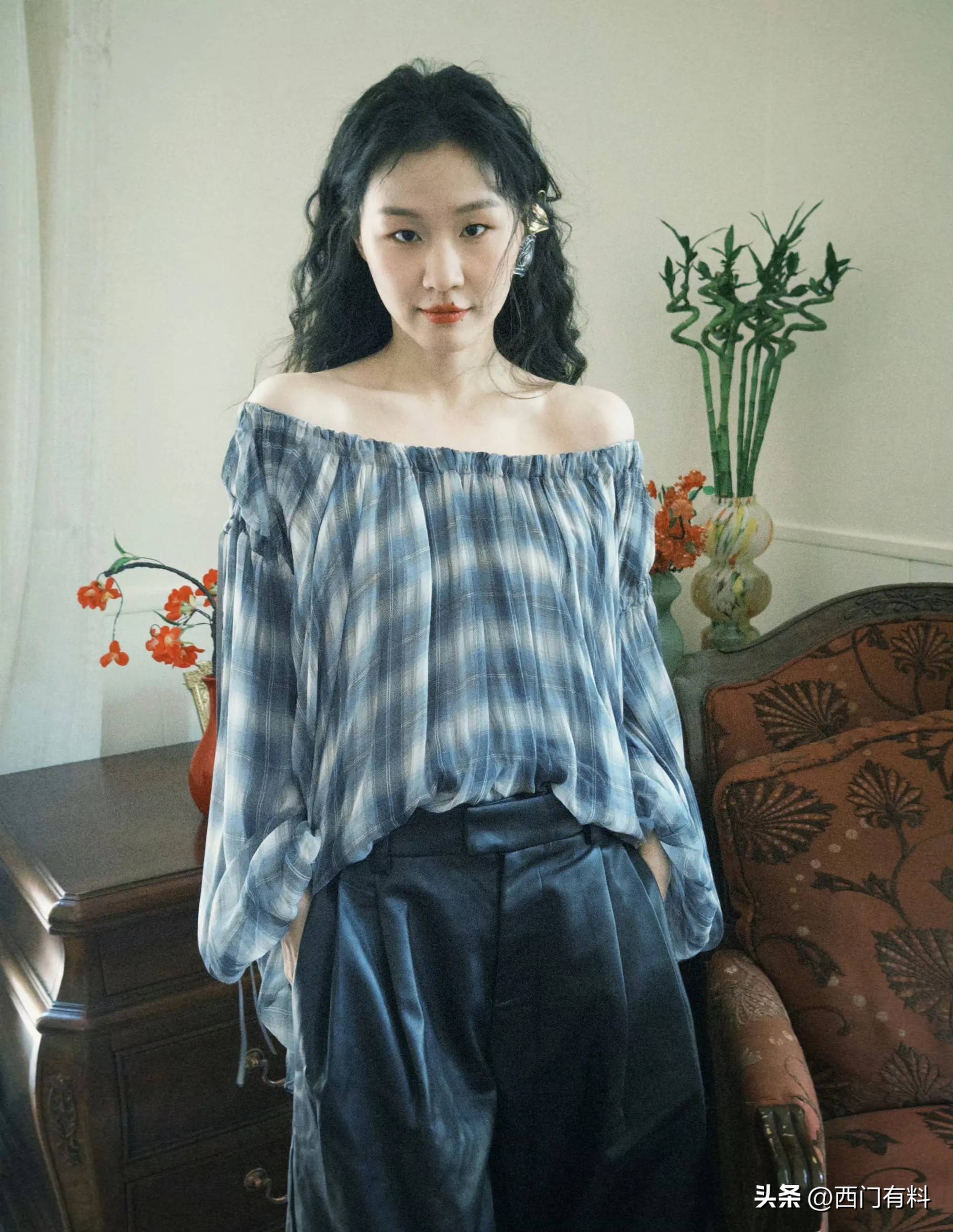 金靖近照曝光,身材纤细凹凸有致,网友惊叹:美得不可思议!