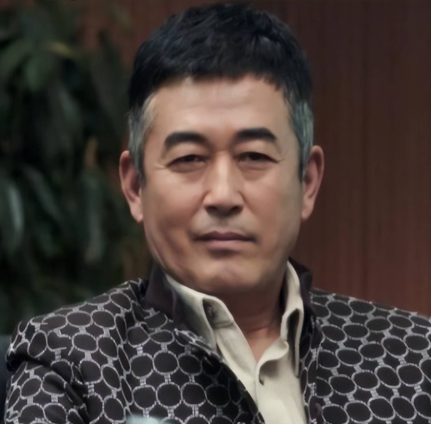 演员王志飞:愧对聋哑父母,怒斥儿子背后,二婚妻子竟是熟悉的她