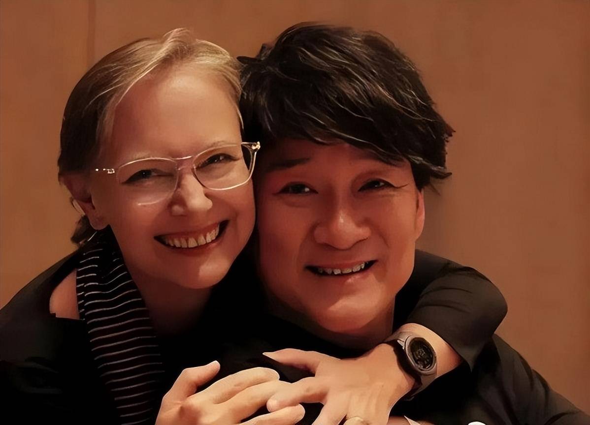 周华健在功成名就之时没有抛弃默默陪在他身边的妻子,而是用更多的爱