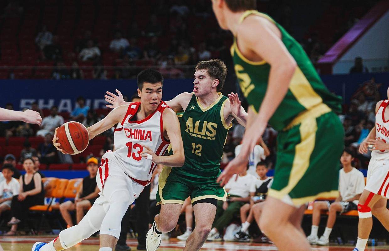 张懿赵杰 两战轰42+22！中国男篮又一15岁2米03超级前锋崛起：夺亚军真稳
