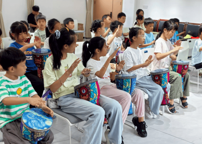 剪纸、魔术、非洲鼓齐上阵 孩子们的“文化暑假”超精彩(图3) 剪纸、魔术、非洲鼓齐上阵 孩子们的“文化暑假”超精彩(图3)