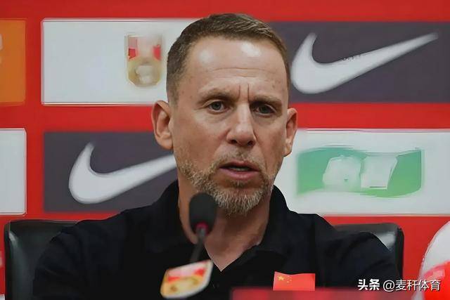 国足主教练刚下课中国足协又把他请回来了
