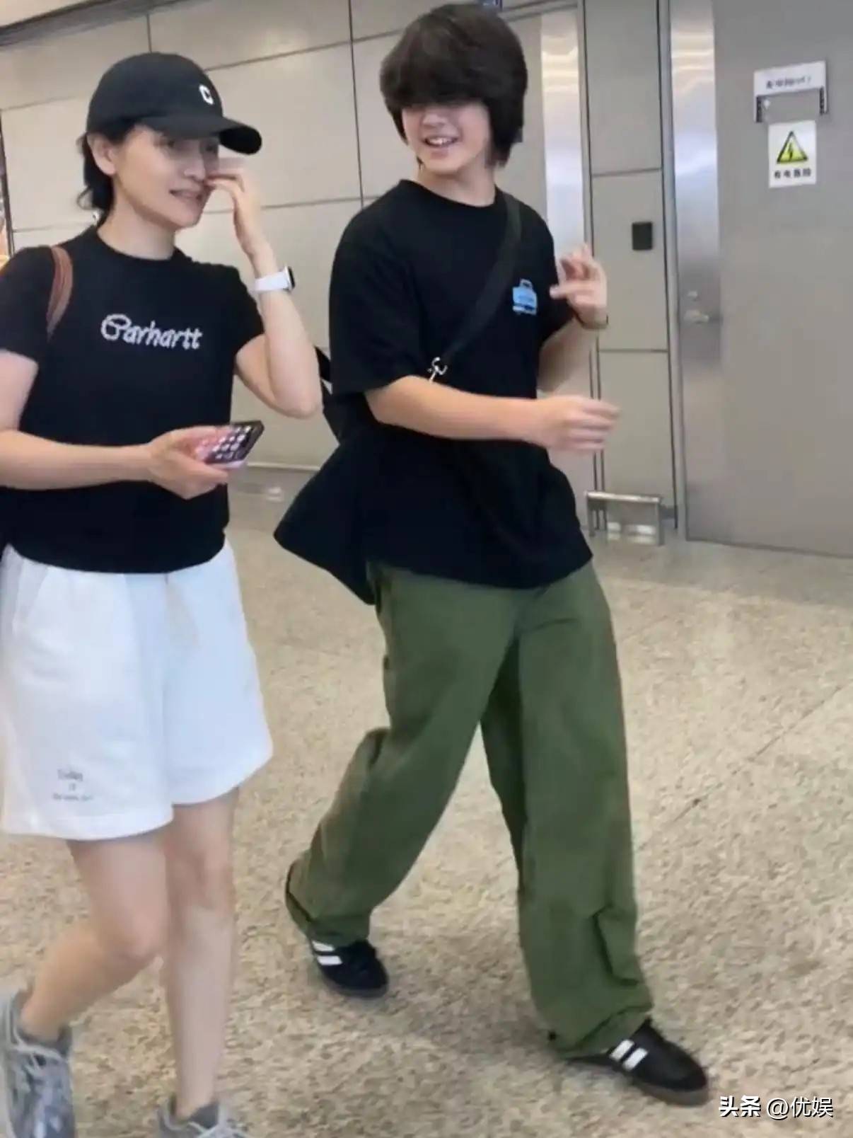 胡可携大儿子现身机场母子热聊不停13岁安吉换发型更帅气