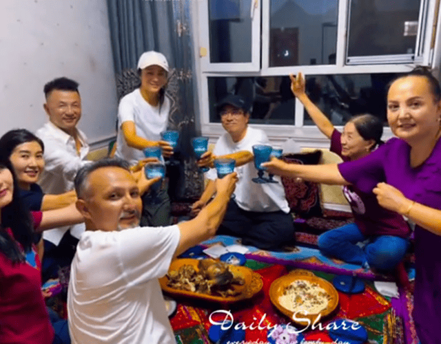 湯唯祖孫三代同框，9歲女兒個頭真高，72歲母親打扮時髦氣質超好