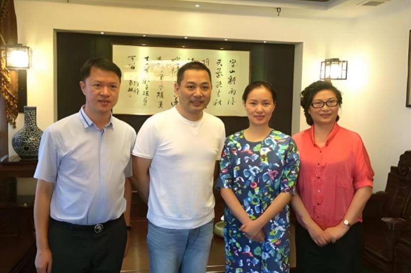 第一位博士级歌唱家,她12次荣登春晚,丈夫身份深藏不露