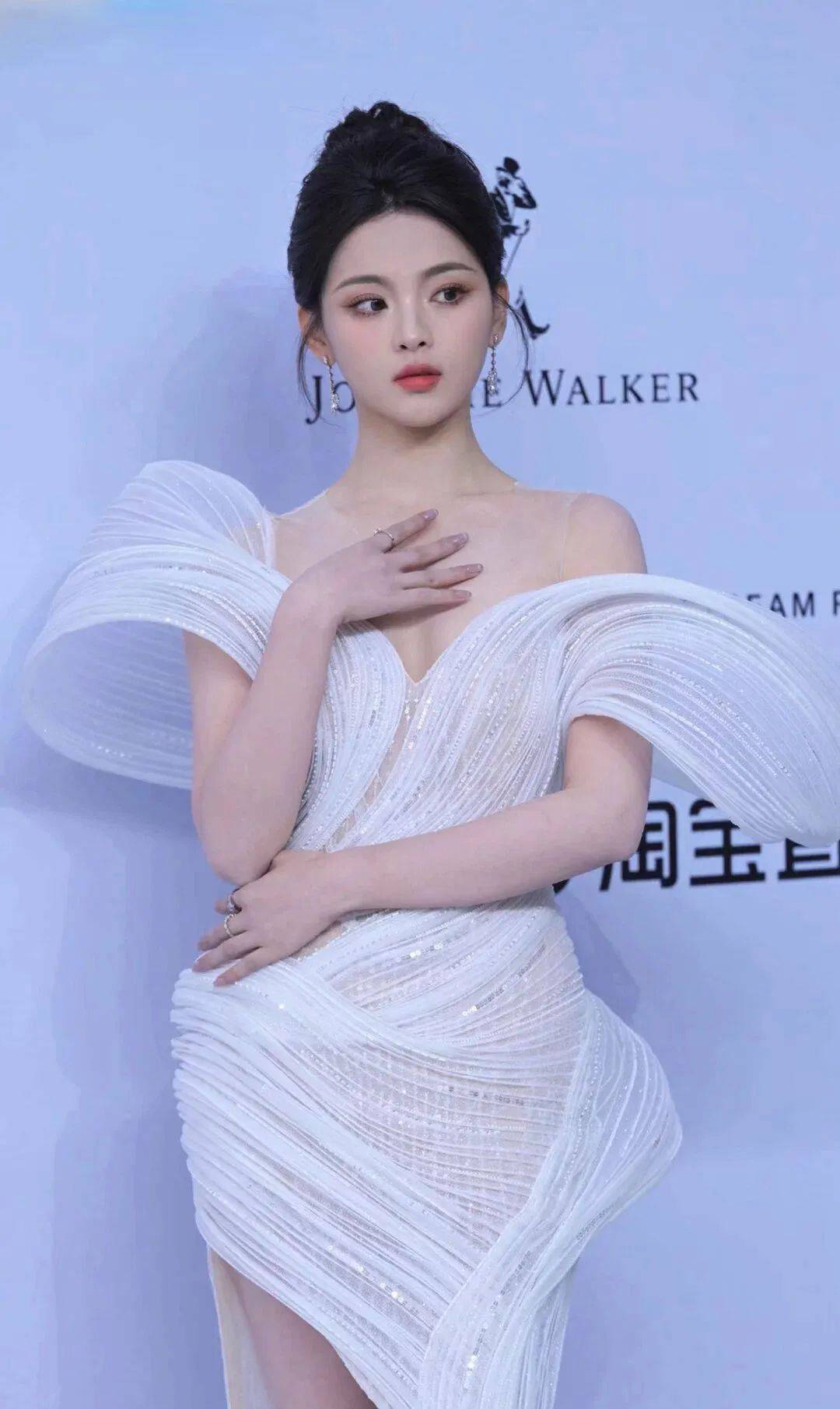 杨超越|这腿!这腰!黄金三围真不是吹的