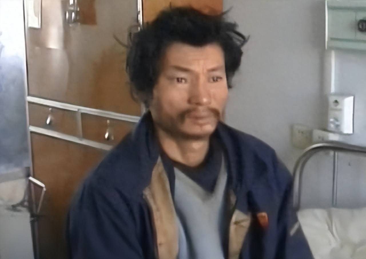 2008年,一名乞丐身穿囚服在桥下流浪,引来民警调查