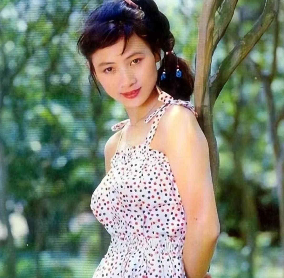 白灵,文艺兵出身,80年代清纯演员,最后却狂放到令人不敢直视