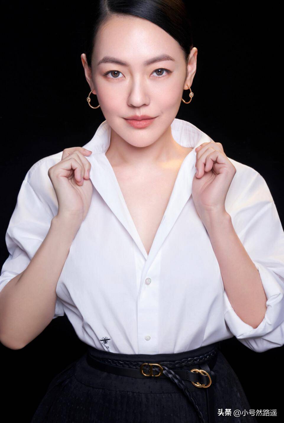 预示迎来好消息,小s高调亮相记者发布会,妆容精致妙语连珠