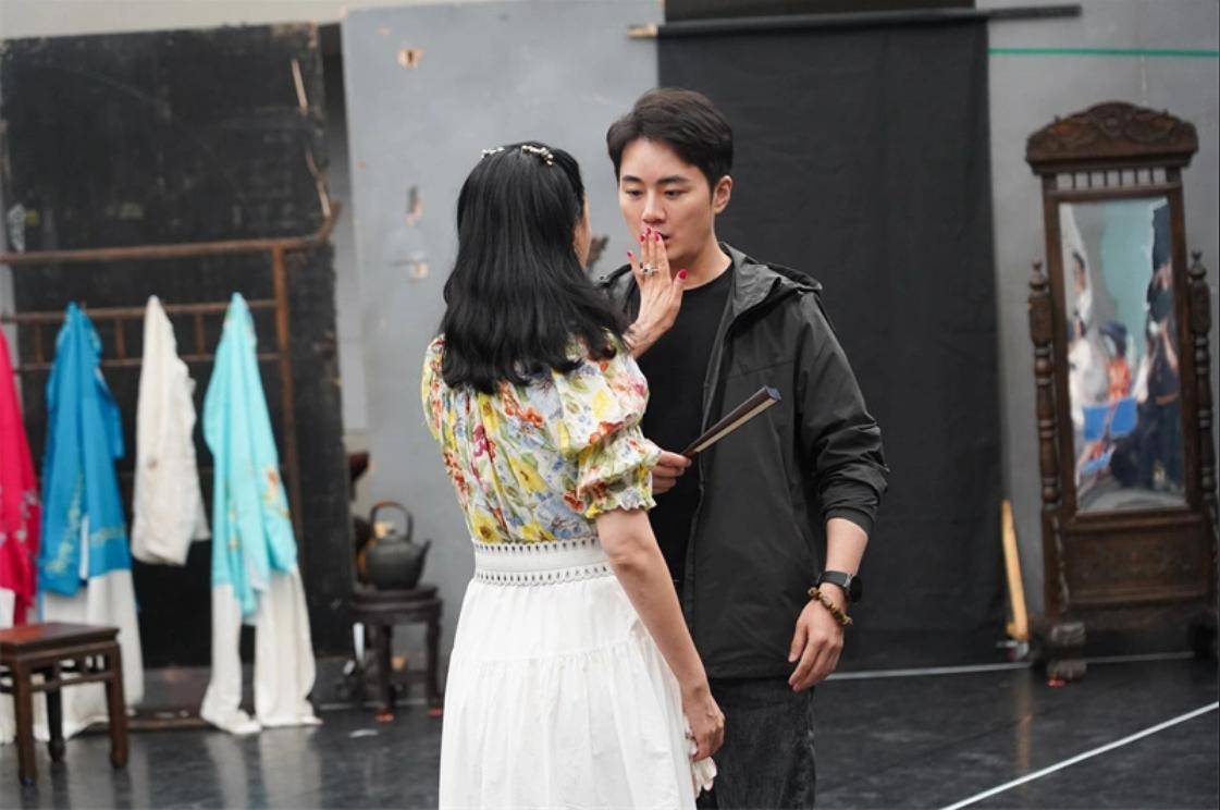 出道20年不火,如今凭借《戏台》一夜翻红,44岁仍未婚