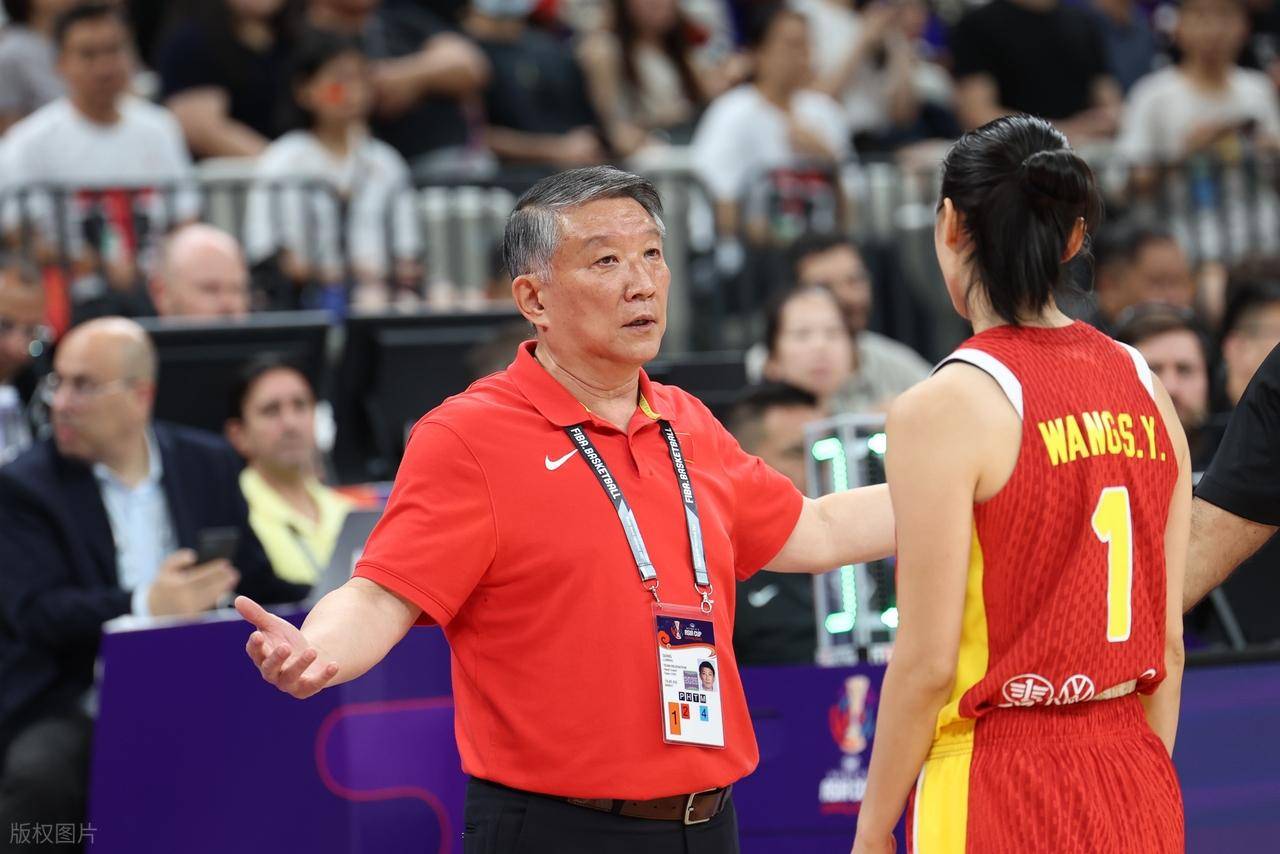 宫鲁鸣领军中国女篮全力冲击世界杯预选赛，李月汝回归成焦点