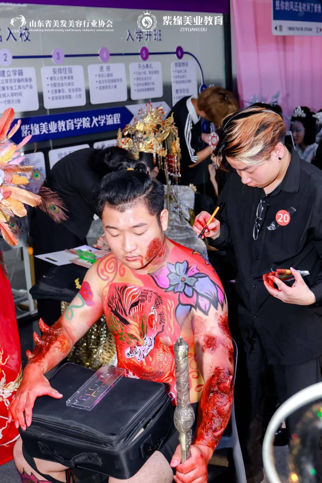 比赛结果尘埃落定隆重的颁奖典礼在紫缘美业教育大厅举行山东省美发