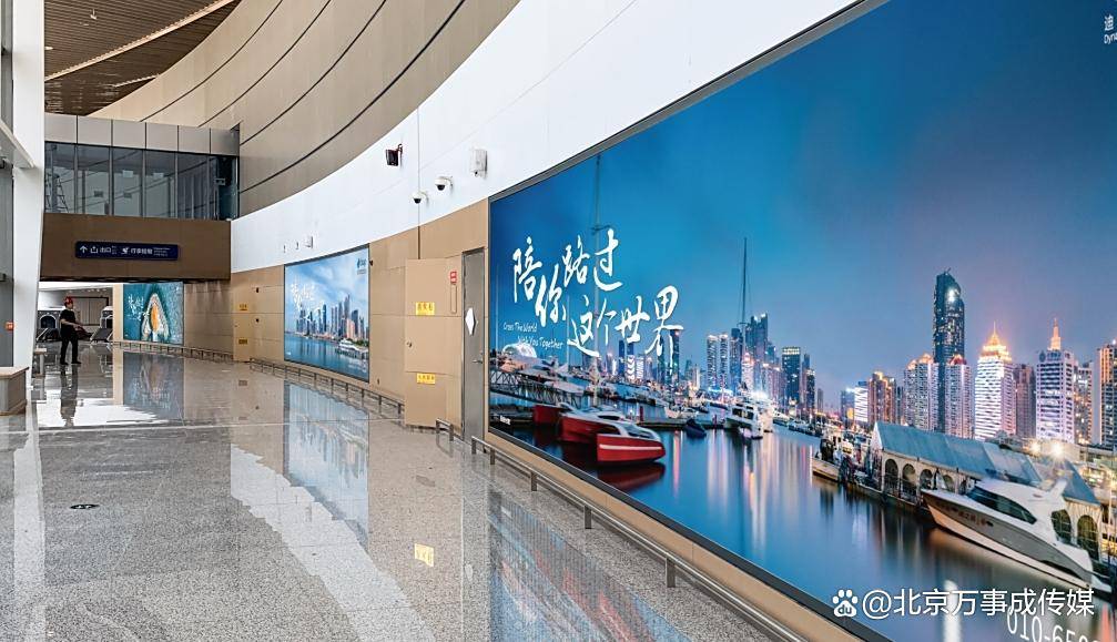 青岛胶东国际机场灯箱广告