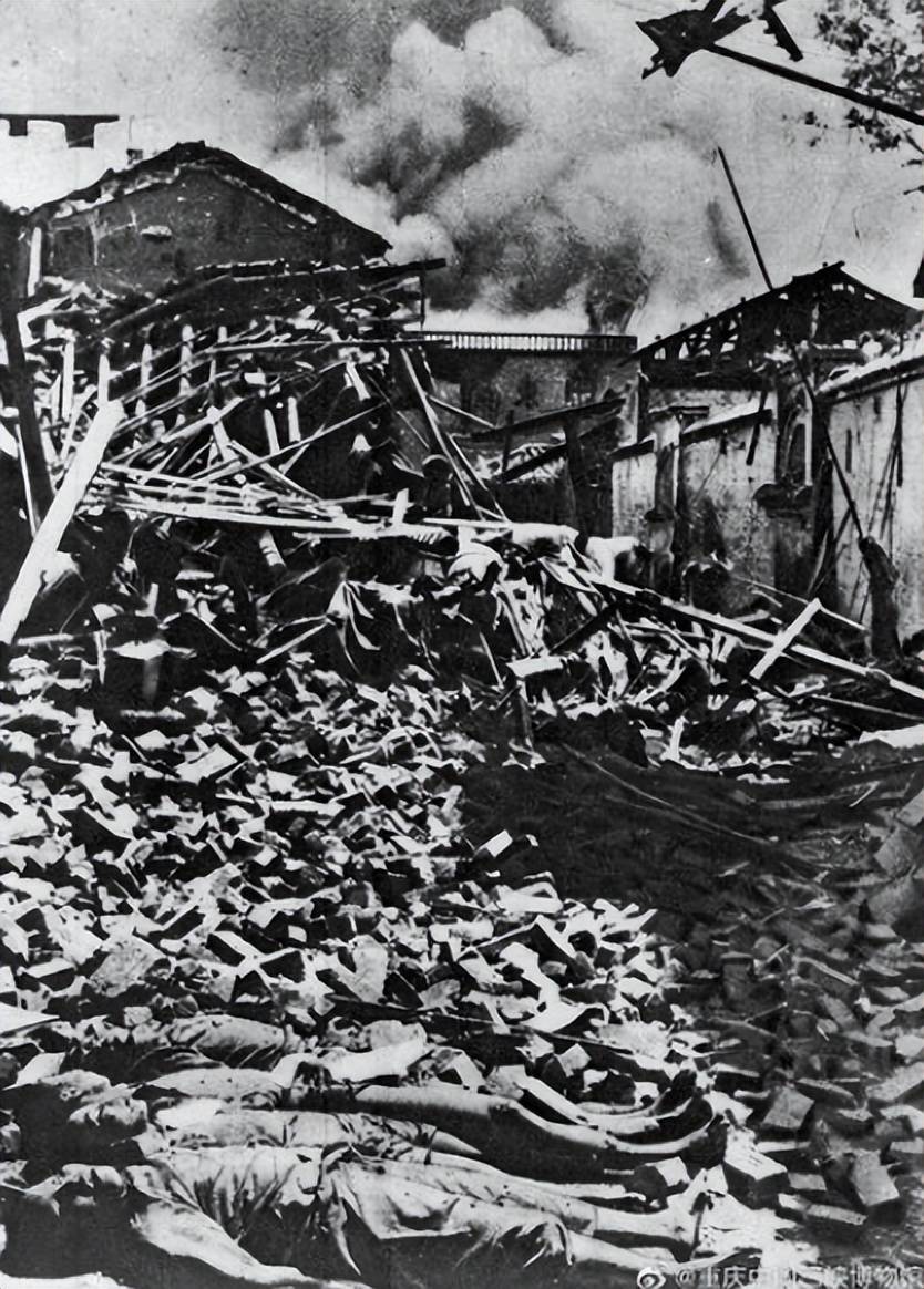 听导游讲抗战故事 重庆大轰炸