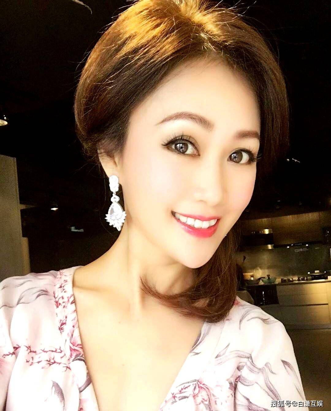 梁小冰:嫁给演员伴侣,育有一子,55岁依旧容颜如昔