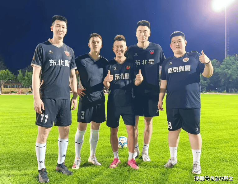 赵继伟休赛季太享受！高尔夫足球兼备，治疗训练不能少，颜值拉满