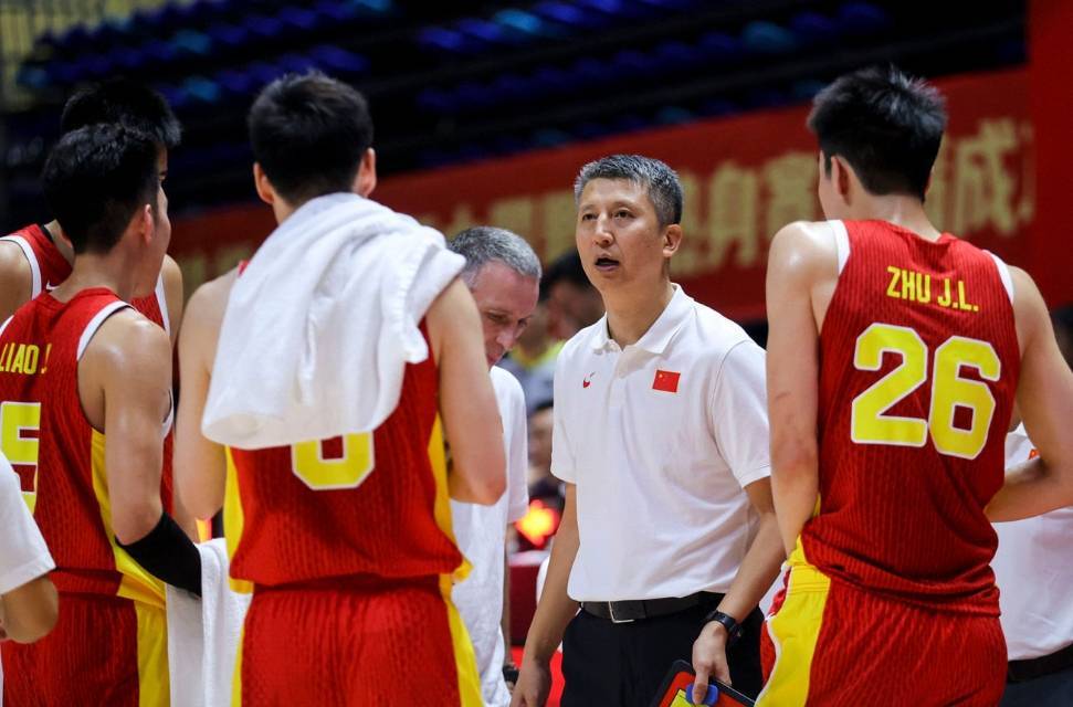FIBA官宣！中国男篮12人大名单出炉，徐杰张宁落选，后场问题明显