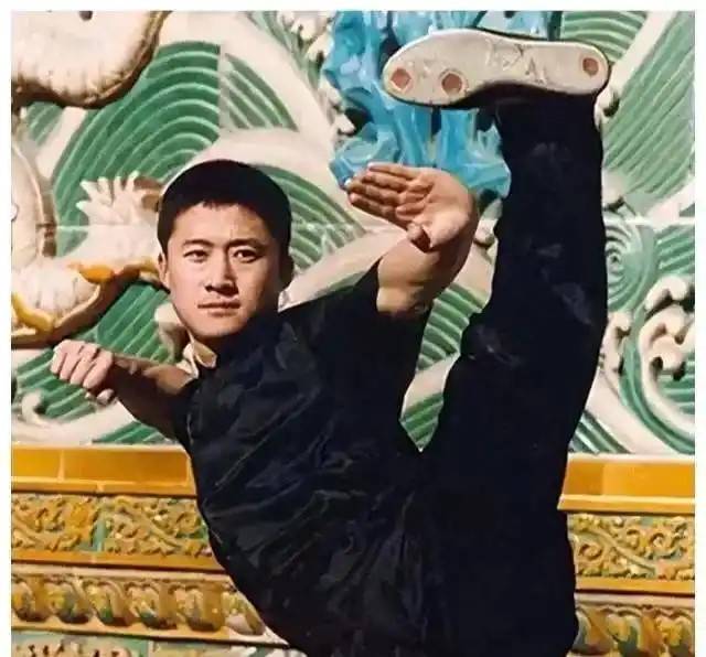 吴京亲生父亲身份曝光,才恍然大悟,谢楠为何坚持嫁给他