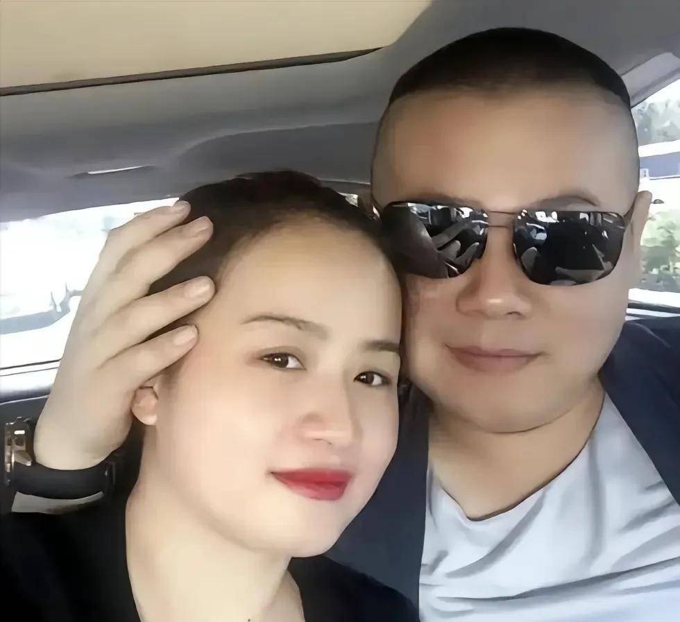 岳云鹏老婆现身岳云鹏庆功宴,黄色头发微微胖和岳岳非常般配