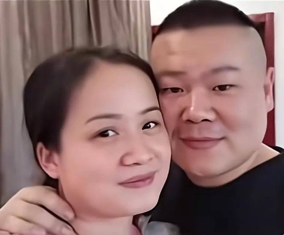 岳云鹏老婆现身岳云鹏庆功宴,黄色头发微微胖和岳岳非常般配