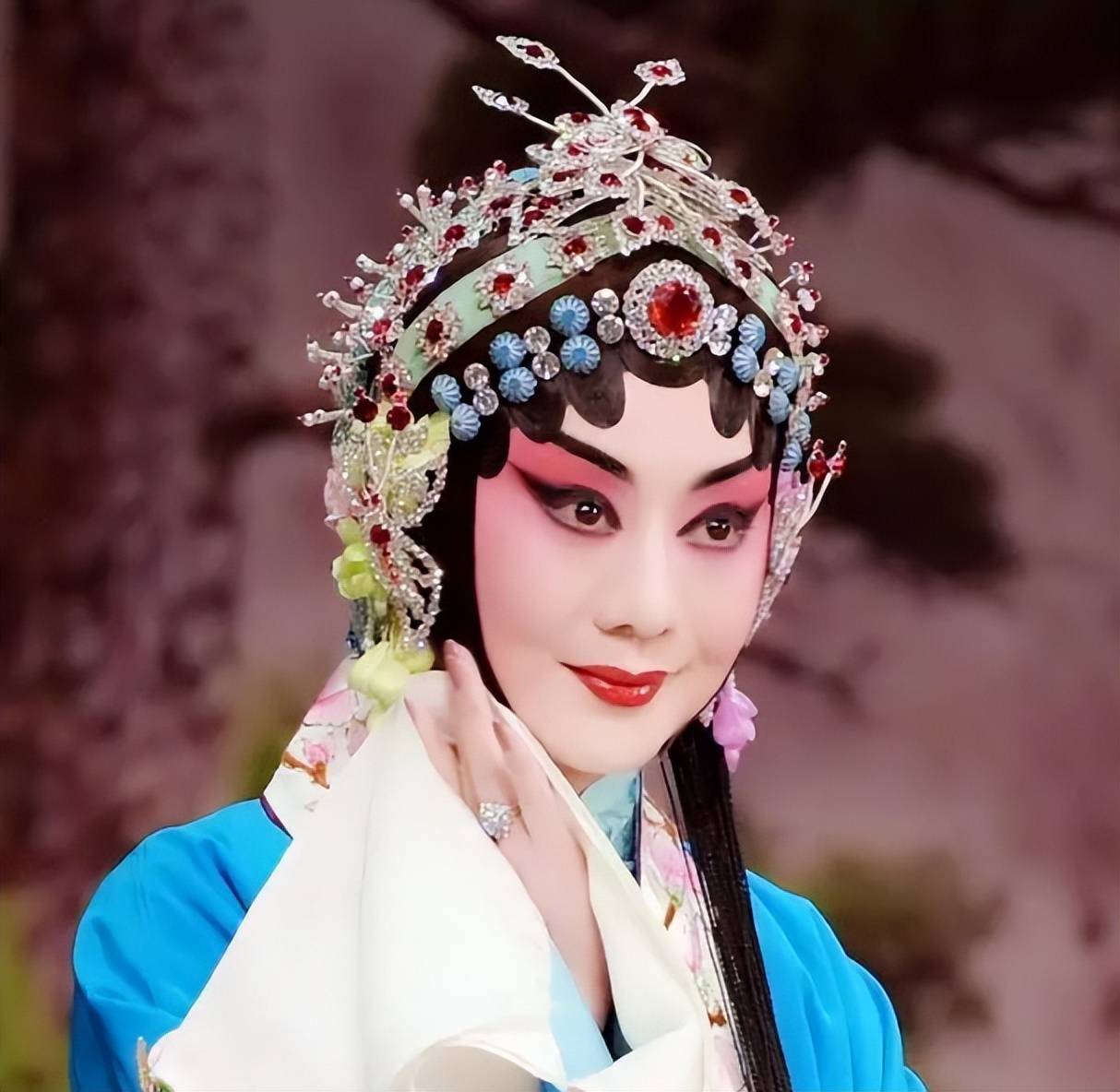 "京剧美貌之最"李胜素:59岁不擅家务,情感失意后传绯闻纷扰