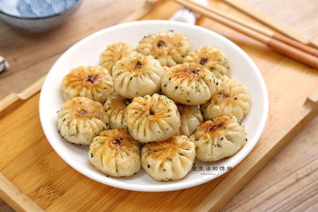 南宁母亲制作了懒惰的面包，没有面条，底部酥