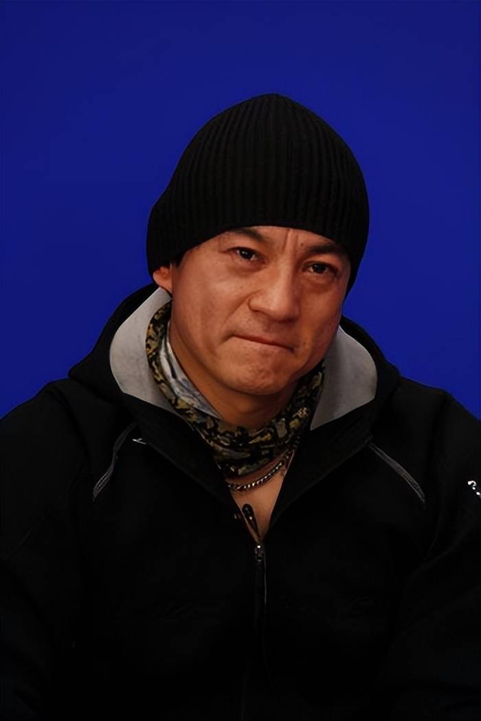 周浩东:从歌手到演员,给姑父买房,现在59岁依旧帅气