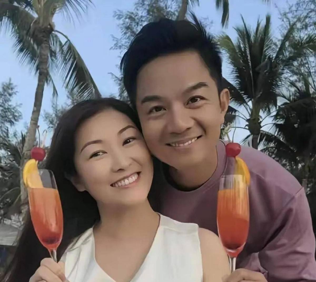 离开tvb后,胡诺言跑商演,主持婚礼,周末无休;陈琪退圈当全职妈妈,把家