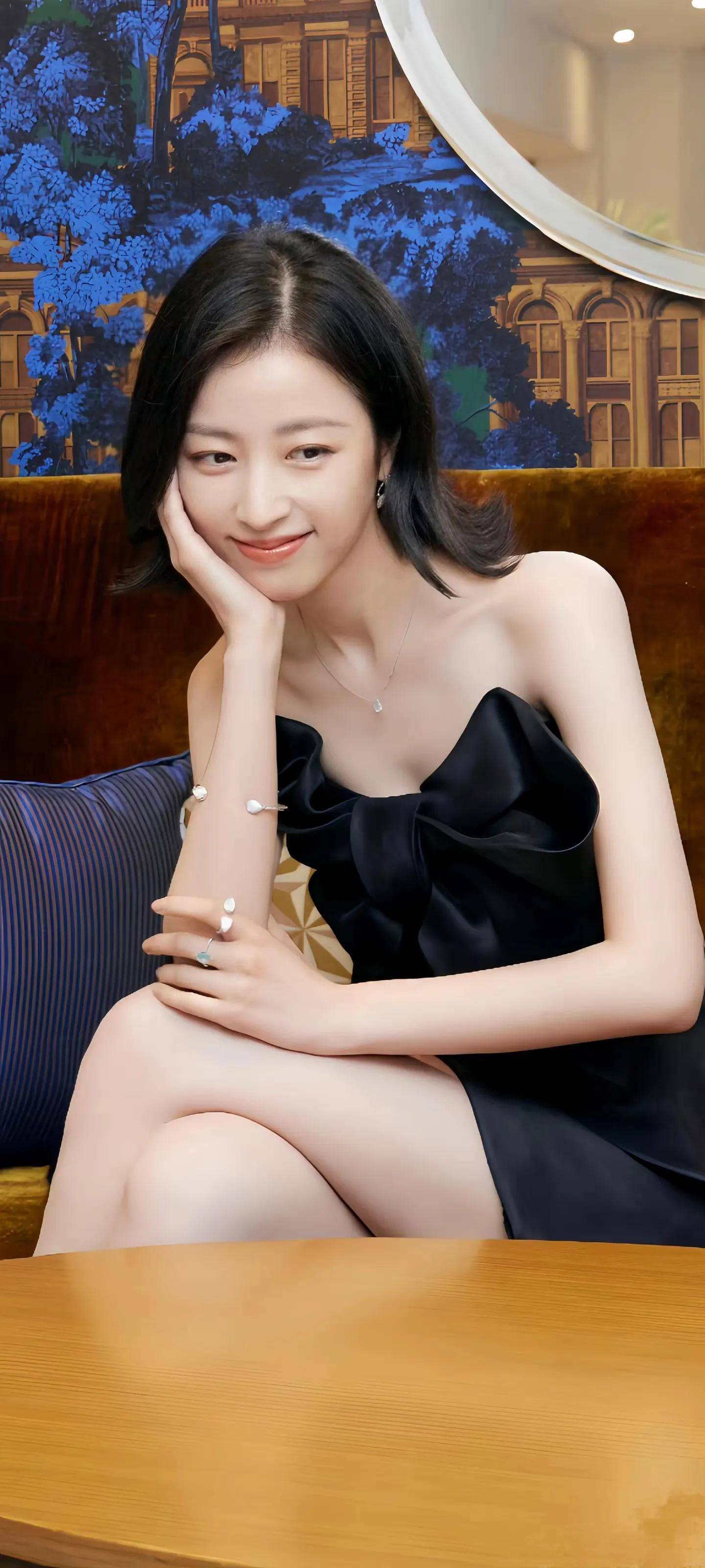 周雨彤:从青涩新人到荧幕女神的蜕变之旅