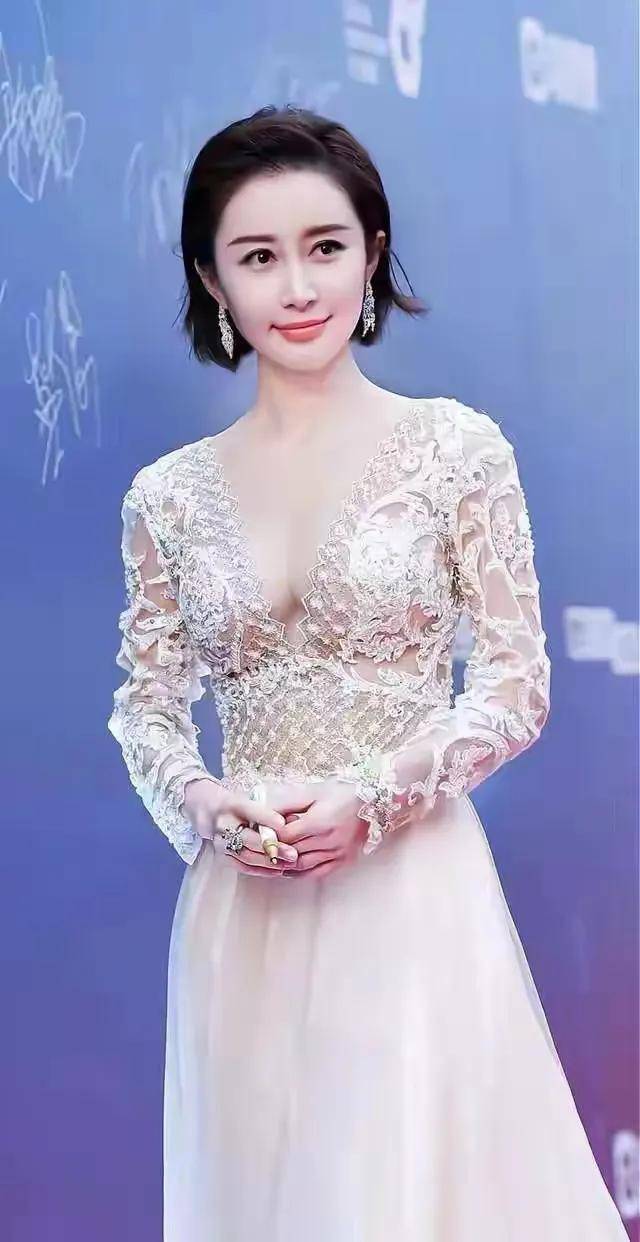 舒畅写真惊艳全网:倾城之姿,才情并重,诠释美丽新高度!