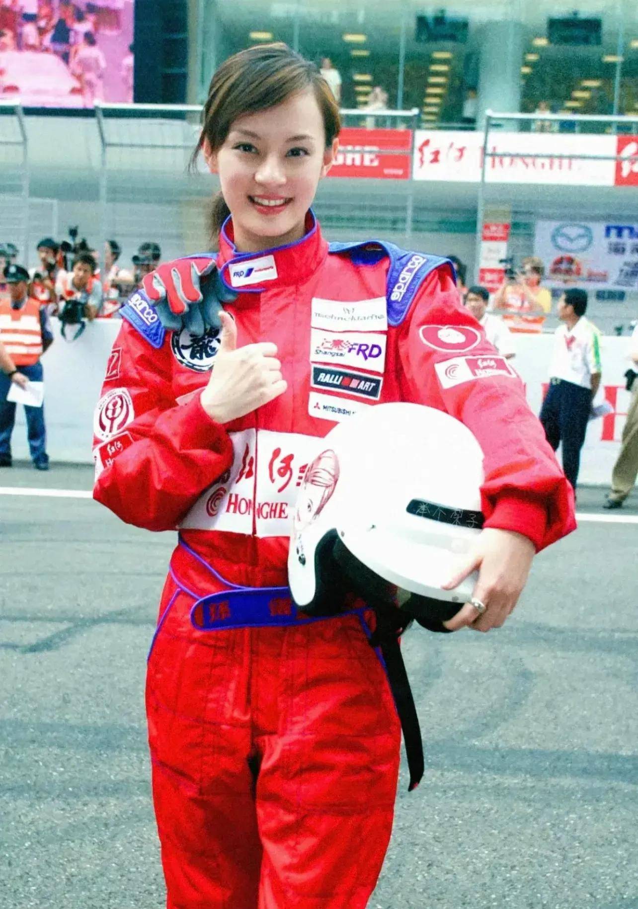 孙俪在上海交大拍戏引围观娘娘穿卡通t恤又白又美像女大学生