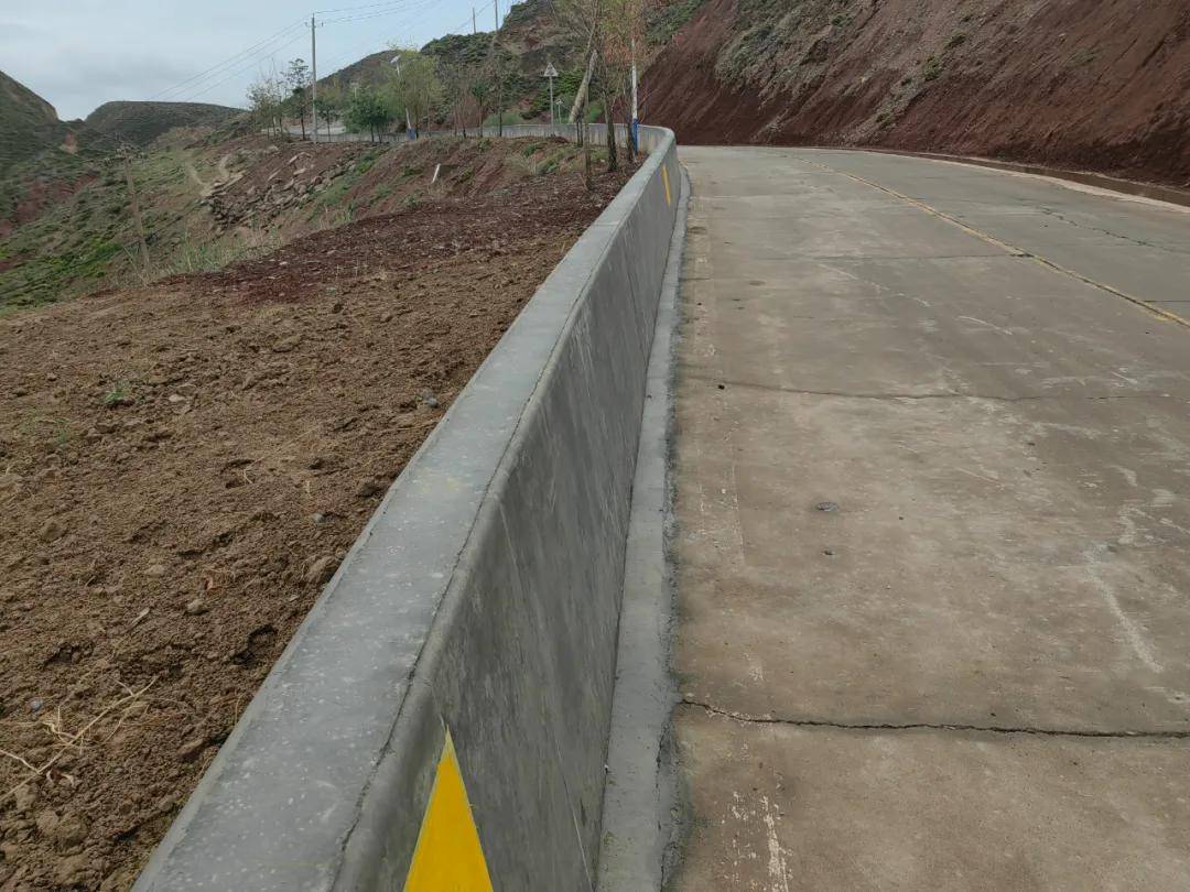 加固路基:对因地质滑坡和降雨导致的路基沉降,路面