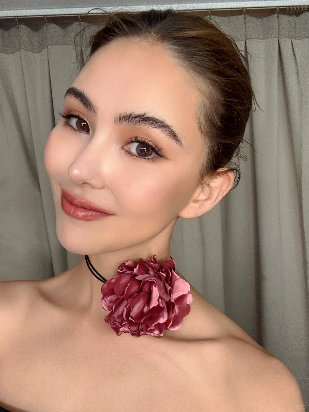 周杰伦老婆晒旅游照,大秀丰满上围,与外国男友人搭肩合照好开心