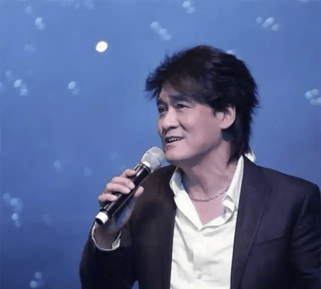 64岁周华健近照曝光!被嘲身材走样,和妻子同框像两辈人