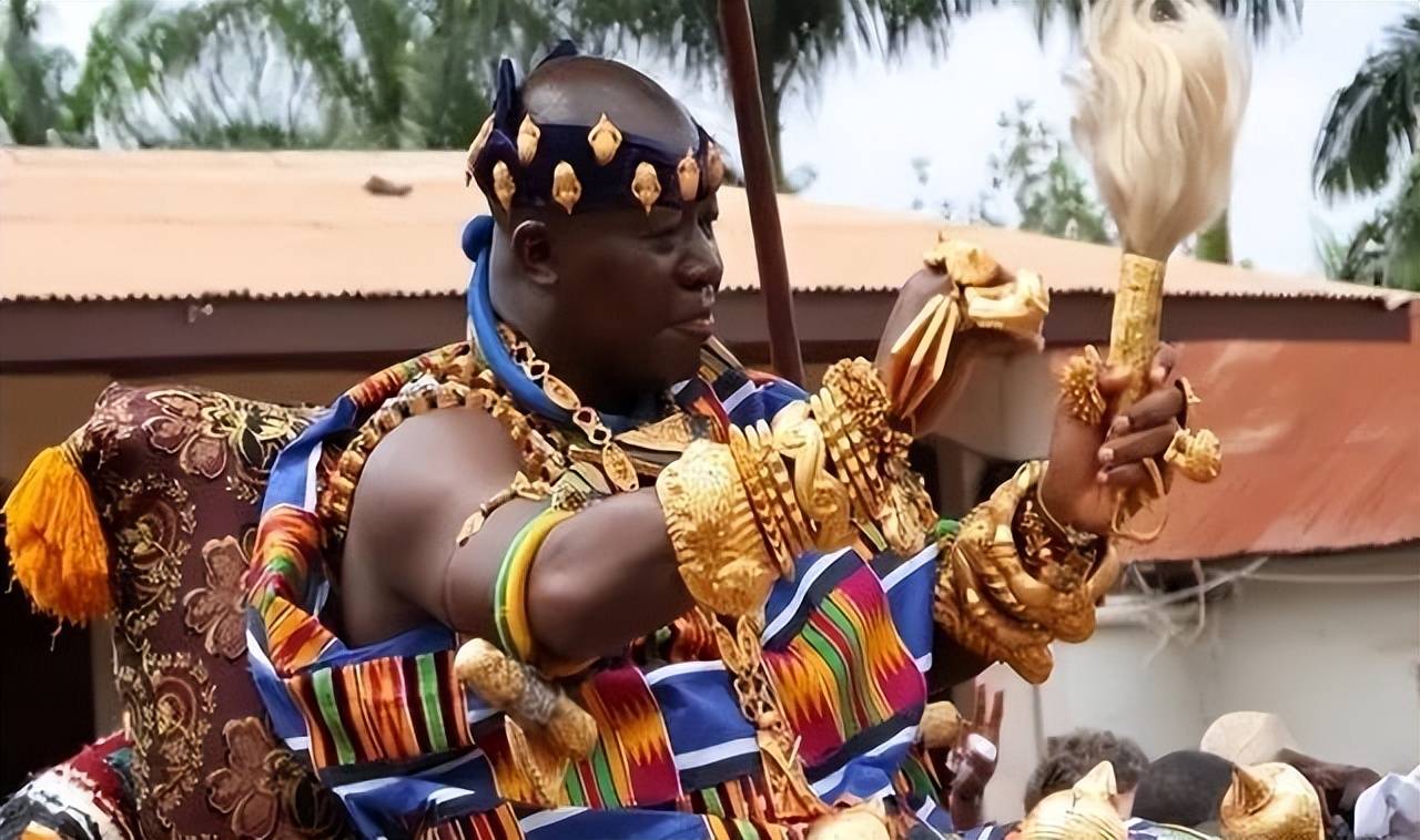 非洲的黄金部落酋长有80个老婆就连女性的内衣都是镶金的