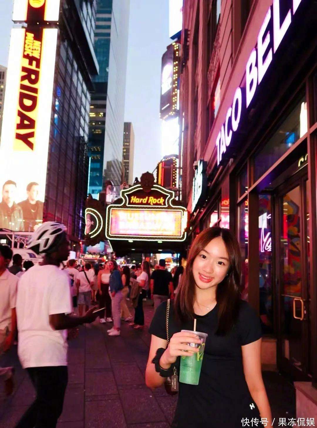 妻子依然美丽女儿颜值在线看起来好成熟