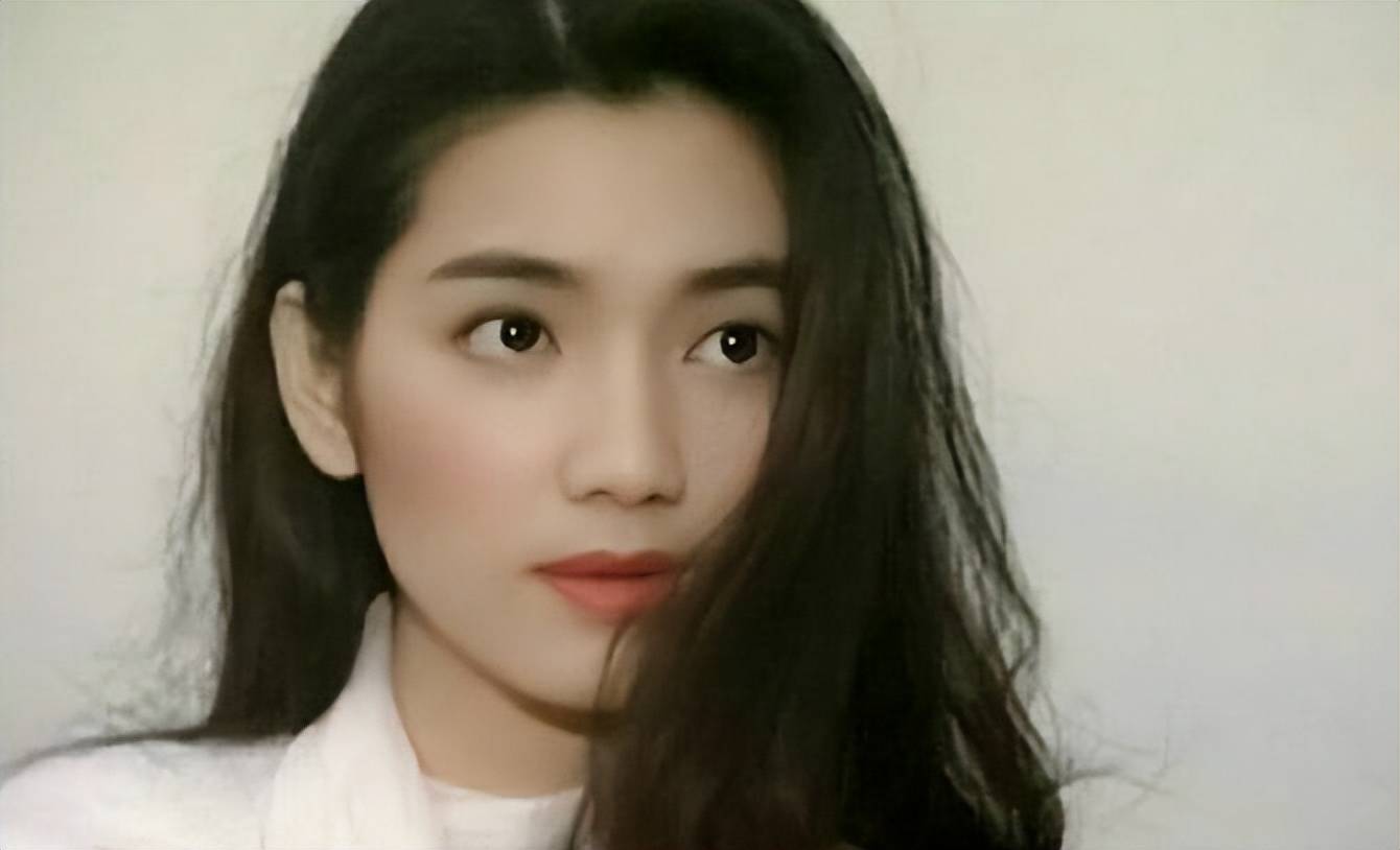 洪欣年轻时有多美?曾经仅解开上衣俩扣子,对面的人就睁大了眼睛